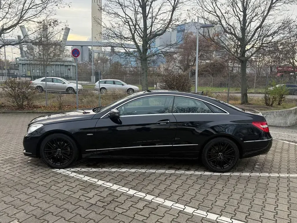 Gebraucht Mercedes E250 204 PS (150 kW) 2010 Schwarz Coupé