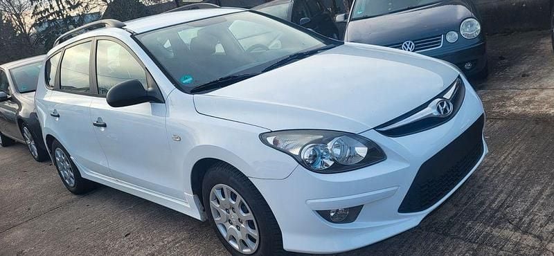 Weiß Gebraucht 2011 Hyundai i30 Classic Kombi | 3.950 € (Fairer Preis) - Bild 1/4