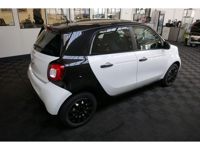 Gebraucht Smart ForFour 71 PS (52 kW) 2018 Black/white Kleinwagen