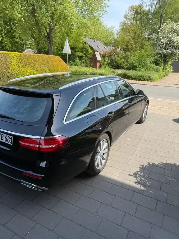 Gebraucht Mercedes E220 194 PS (142 kW) 2016 Schwarz Limousine