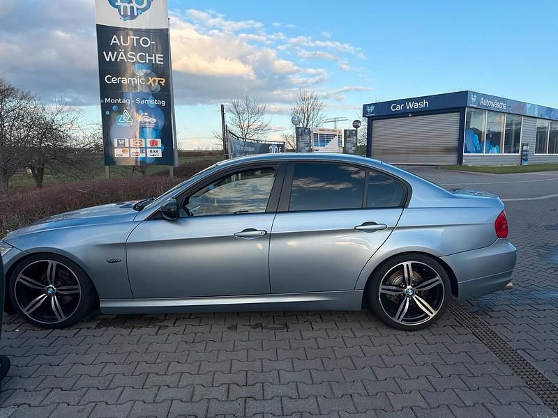 Gebraucht BMW 318 143 PS (105 kW) 2009 Blau Limousine