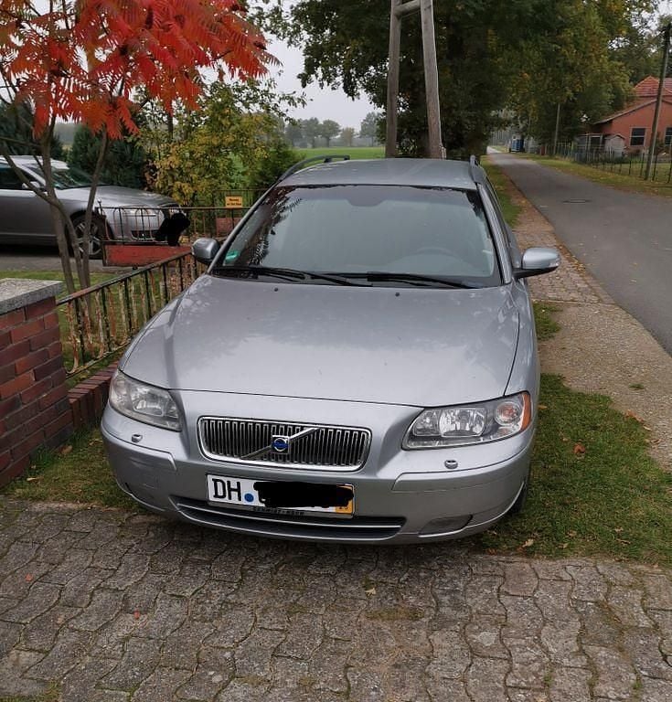 Grau Gebraucht 2006 Volvo V70 Comfort Kombi | 4.500 € (Fairer Preis) - Bild 1/4