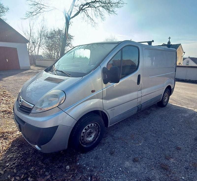 Grau Gebraucht 2010 Opel Vivaro Van / Kleinbus | 4.400 € - Bild 1/4