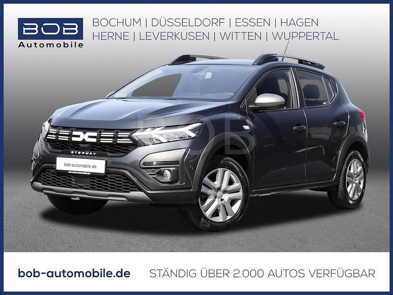 Grau Gebraucht 2023 Dacia Sandero Expression SUV | 17.887 € - Bild 1/3