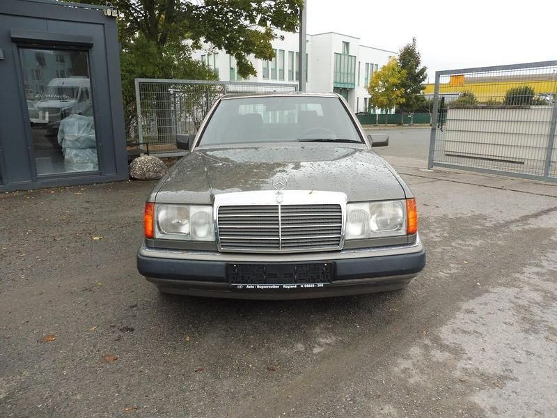 Gebraucht Mercedes E230 132 PS (97 kW) 1992 Braun Limousine