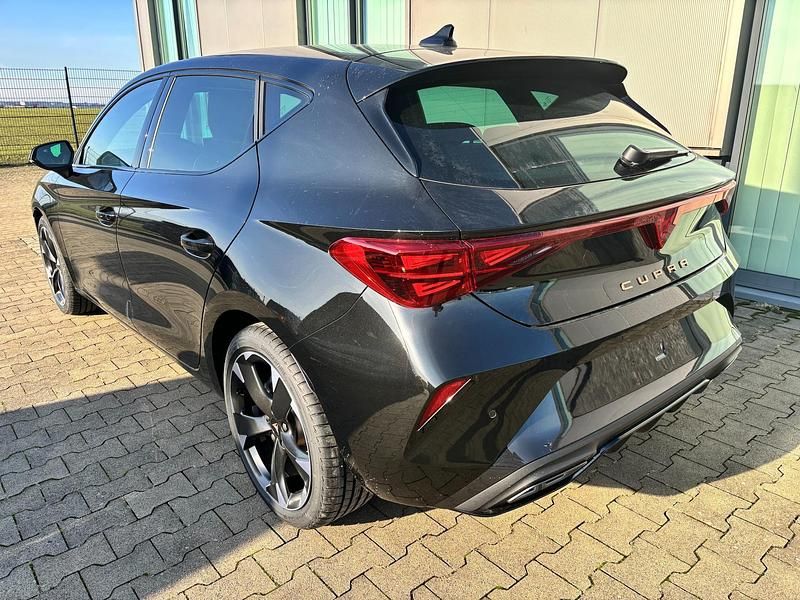 Neu Cupra Leon Basis 150 PS (110 kW) 2025 Metalliclackierung nachtschwarz Limousine