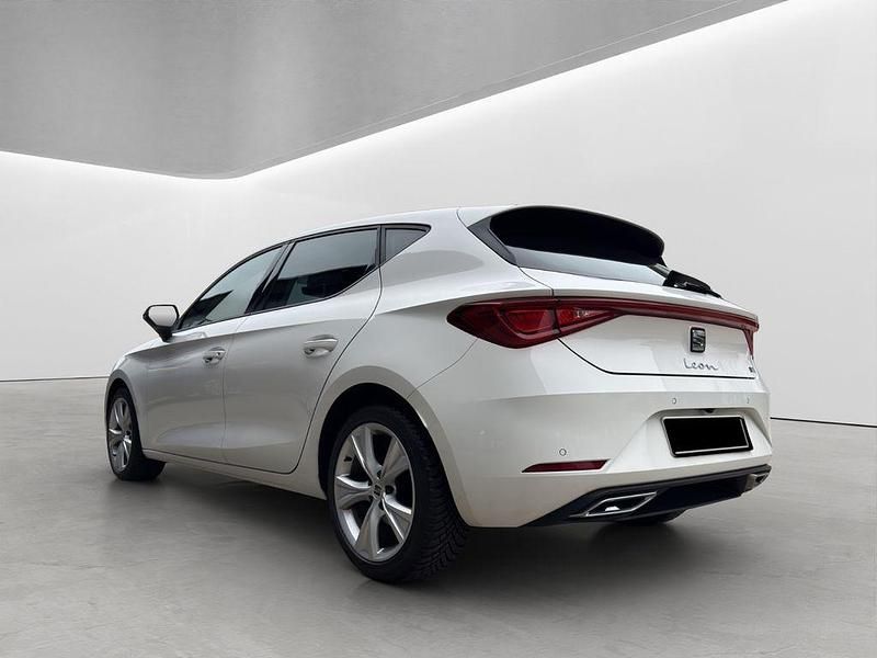 Używany Seat Leon FR 131 KM (96 kW) 2023 Biały Sedan/Limuzyna