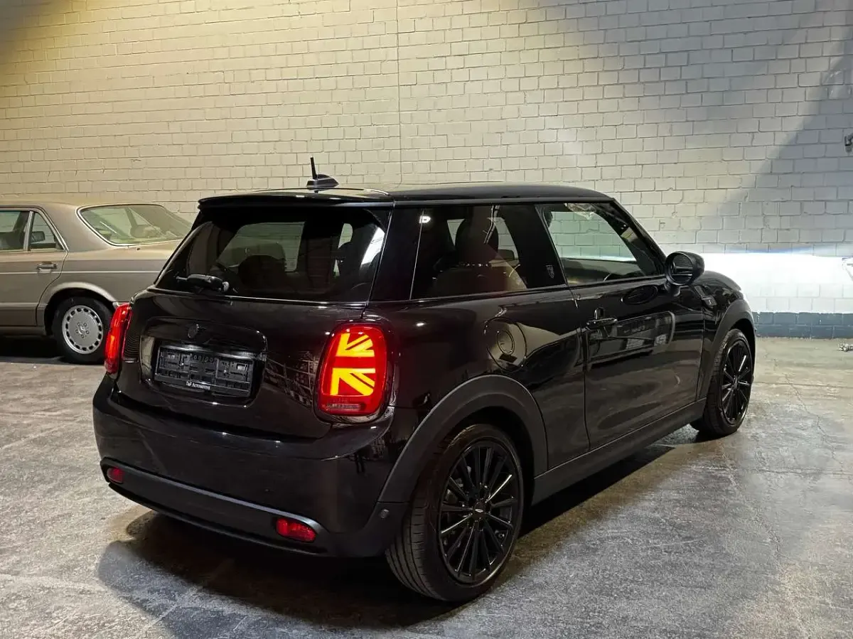 Gebraucht Mini Cooper SE 135 kW (184 PS) 2022 Midnight black metallic Kleinwagen