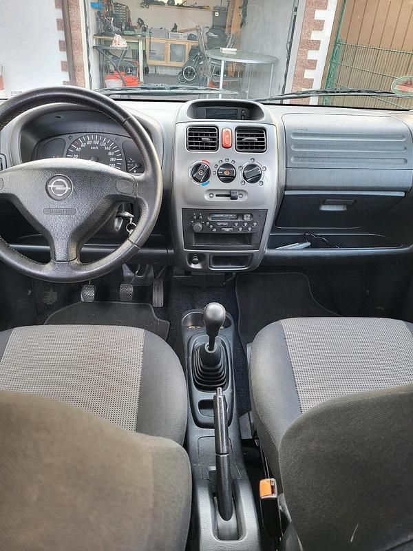 Grau Gebraucht 2004 Opel Agila Kleinwagen | 650 € - Bild 1/4