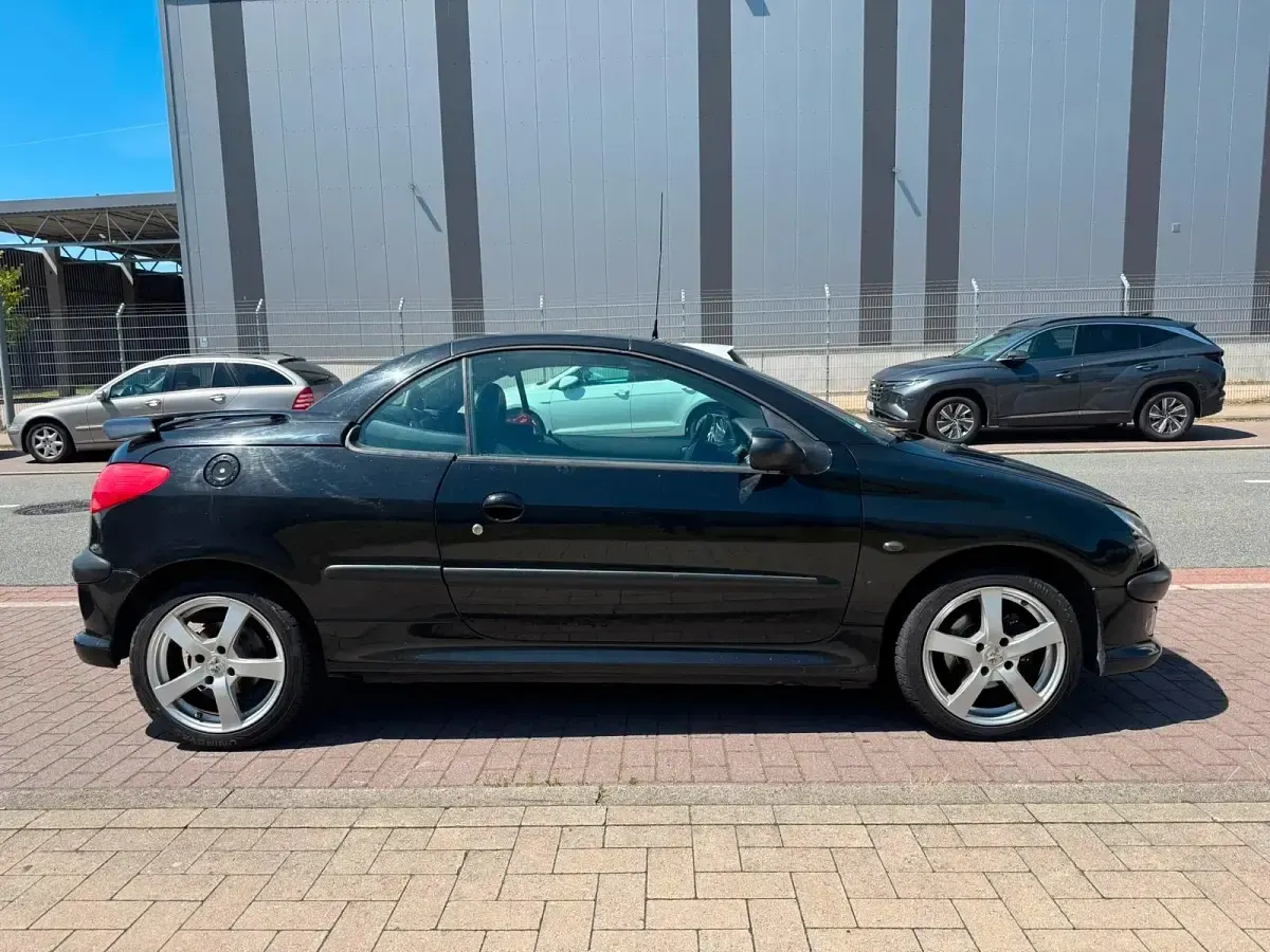Gebraucht Peugeot 206 CC 110 PS (80 kW) 2002 Schwarz Cabrio