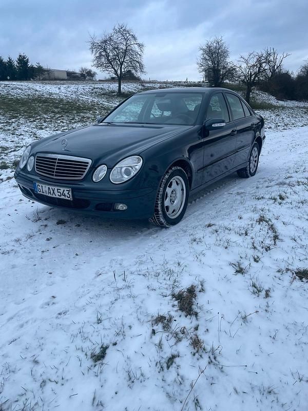 Blau Gebraucht 2006 Mercedes E280 Limousine | 5.150 € (Fairer Preis) - Bild 1/4