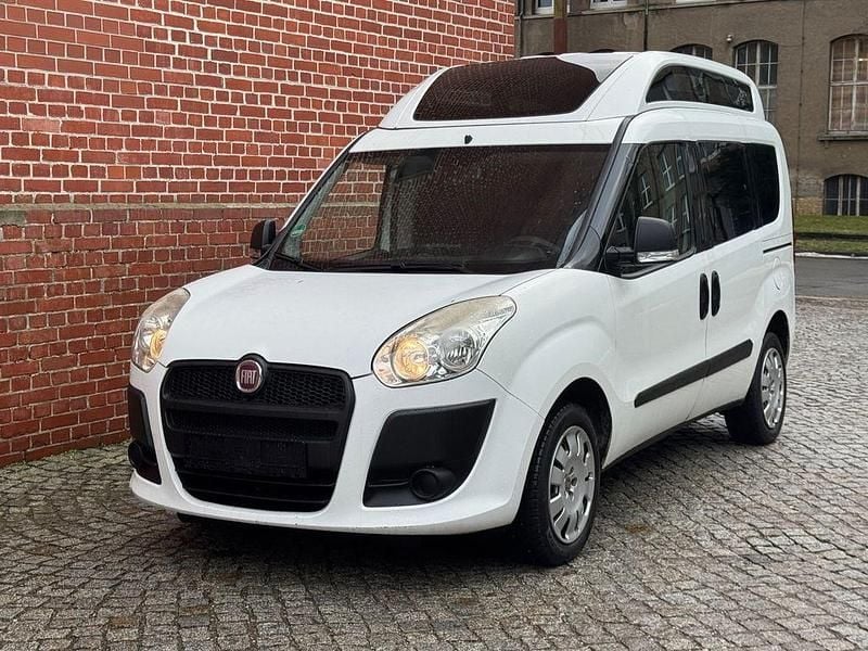 Weiß Gebraucht 2010 Fiat Doblò Dynamic Van / Kleinbus | 4.799 € (Fairer Preis) - Bild 1/4