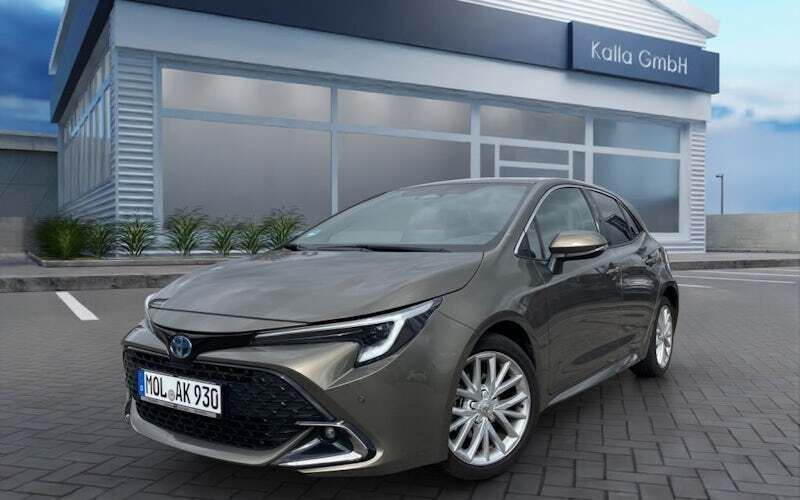 Manganbronze metallic Gebraucht 2024 Toyota Corolla Team Limousine | 26.980 € (Fairer Preis) - Bild 1/3