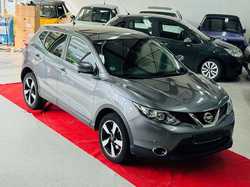 Grau Gebraucht 2015 Nissan Qashqai 360º SUV | 11.950 € (Fairer Preis) - Bild 1/4