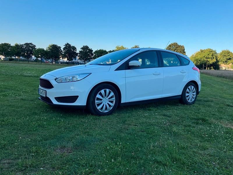 Weiß Gebraucht 2015 Ford Focus Limousine | 5.200 € (Etwas zu teuer) - Bild 1/4