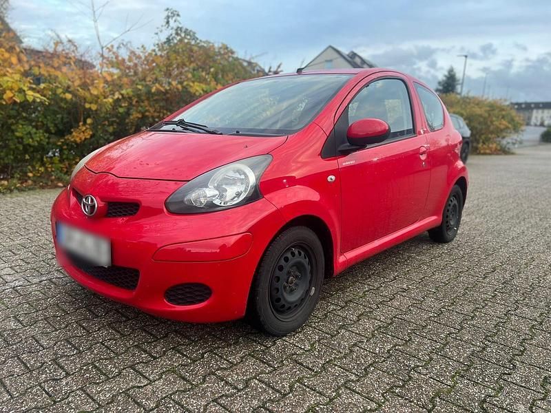 Rot Gebraucht 2010 Toyota Aygo Kleinwagen | 1.950 € (Guter Preis) - Bild 1/4