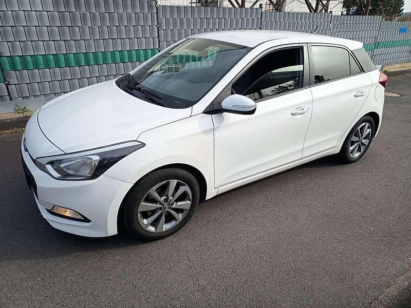 Gebraucht Hyundai i20 Style 101 PS (74 kW) 2016 Weiß Limousine