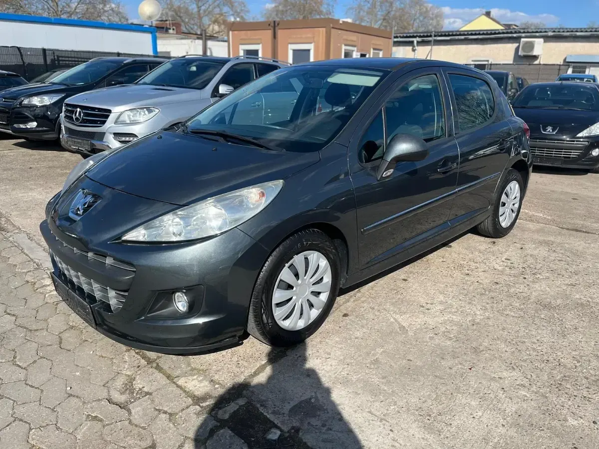 Gebraucht Peugeot 207 90 PS (66 kW) 2011 Grau Kleinwagen