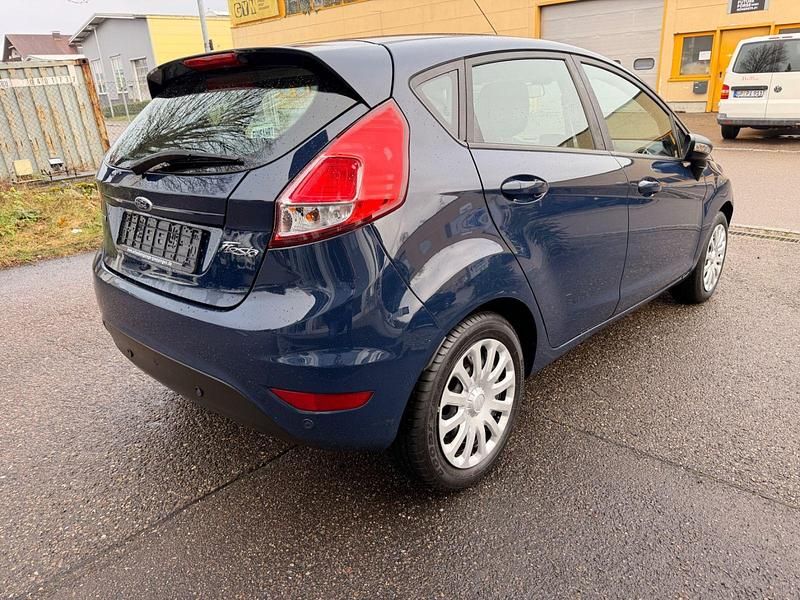 Gebraucht Ford Fiesta Trend 101 PS (74 kW) 2015 Blau Kleinwagen