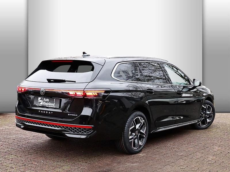 Gebraucht VW Passat R-line 272 PS (200 kW) 2025 Grenadillschwarz metallic Kombi