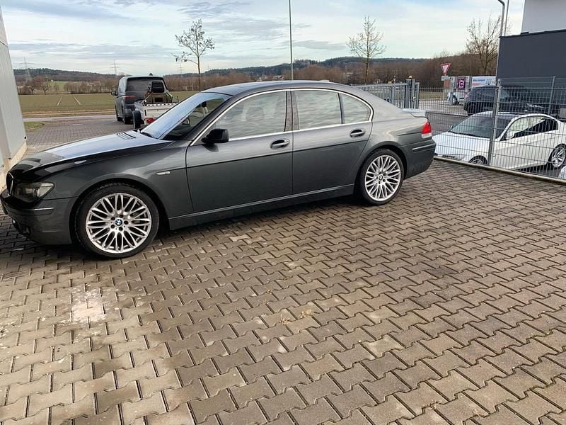Grau Gebraucht 2005 BMW 760 Limousine | 12.500 € - Bild 1/4