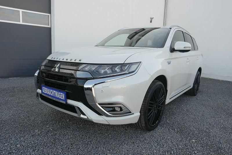 Weiß Gebraucht 2020 Mitsubishi Outlander P-HEV Plus SUV | 21.600 € (Guter Preis) - Bild 1/4