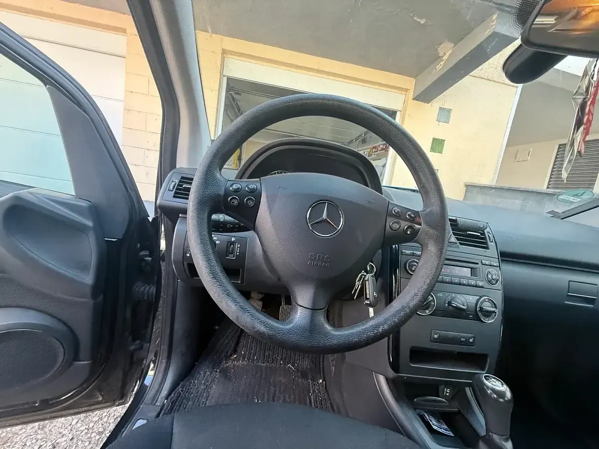 Gebraucht Mercedes A160 95 PS (69 kW) 2011 Schwarz Kleinwagen