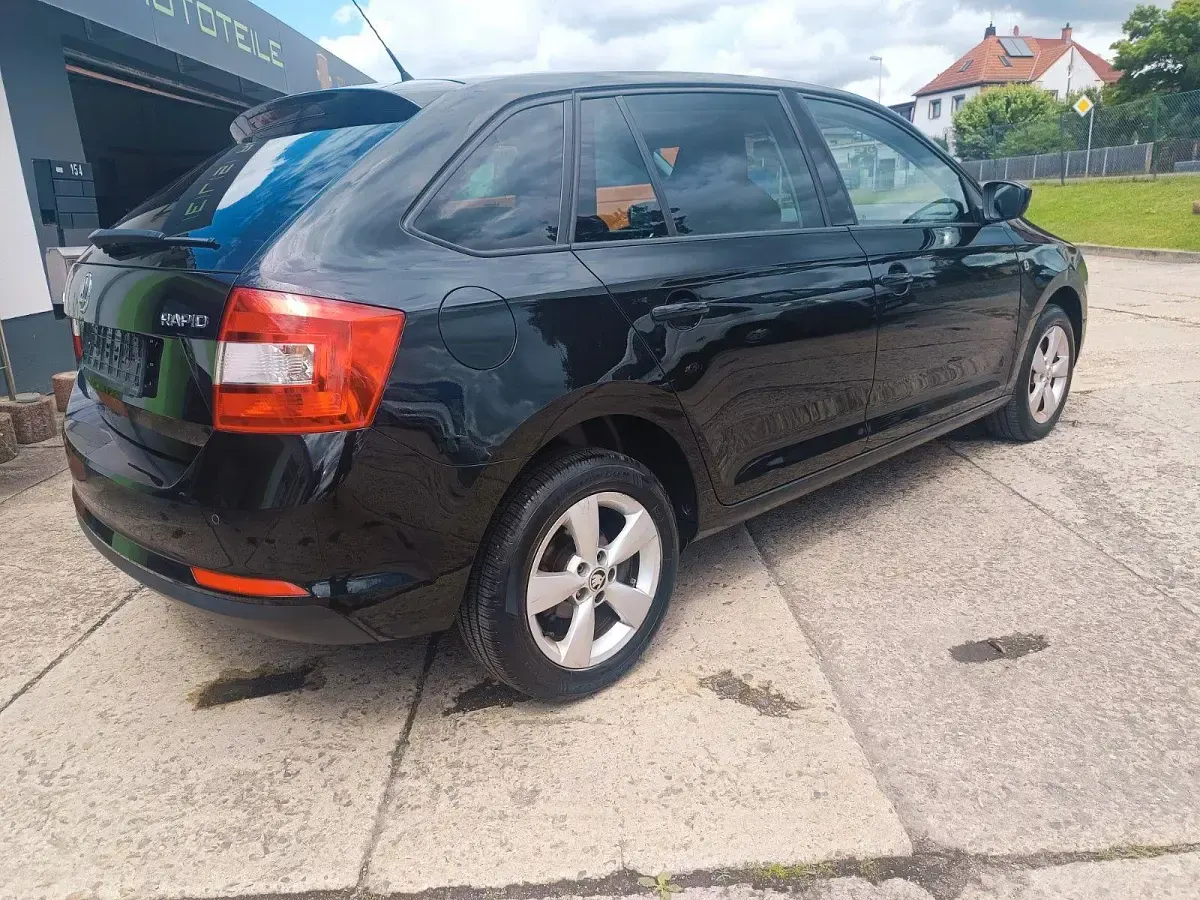 Gebraucht Skoda Rapid Ambition 105 PS (77 kW) 2014 Schwarz Kleinwagen