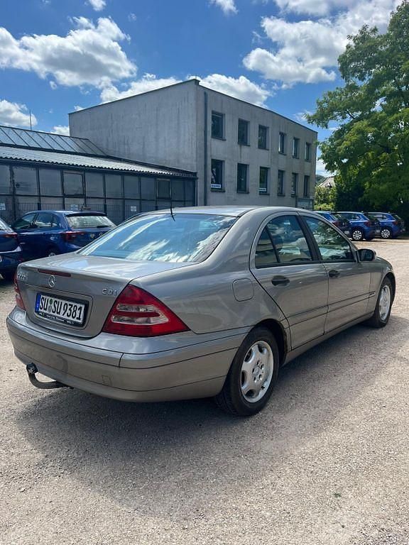 Beige Gebraucht 2003 Mercedes 220 Limousine | 1.950 € - Bild 1/4