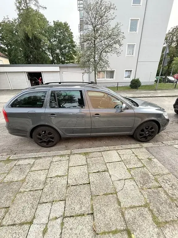 Gebraucht Skoda Octavia 160 PS (117 kW) 2012 Grau Kombi