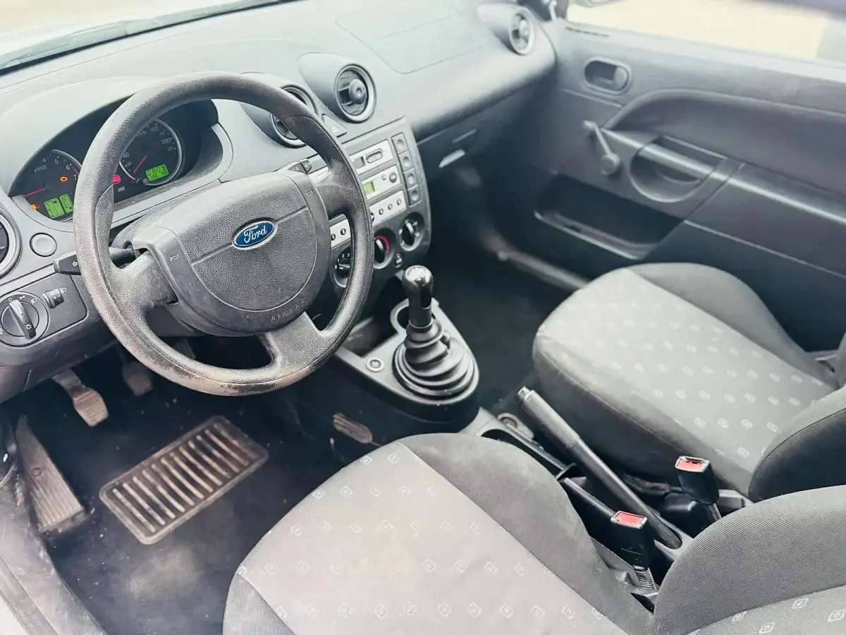 Usata Ford Fiesta 60 CV (44 kW) 2005 Argento Utilitaria
