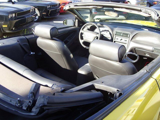 Second-hand Ford Mustang 193 CP (141 kW) 2004 Galben Cabrio