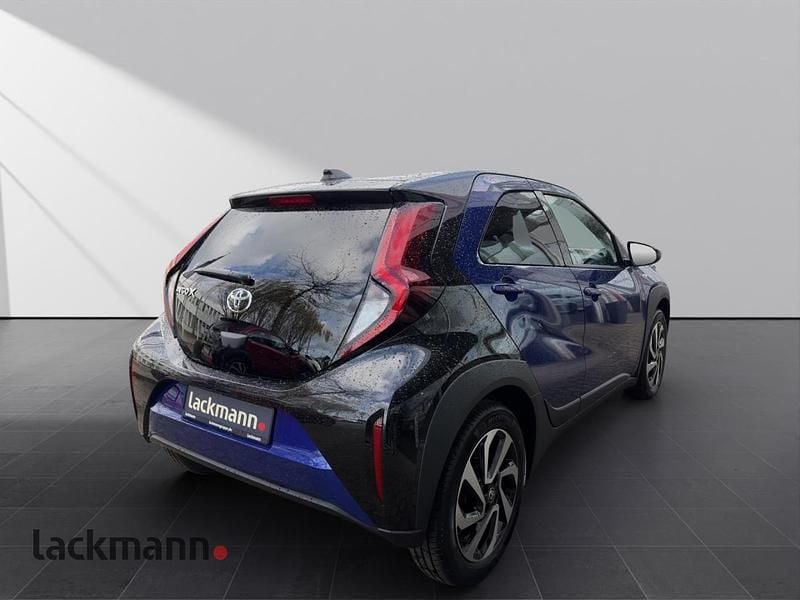Neu Toyota Aygo X 72 PS (52 kW) 2025 8y8)/ black mica (209) (blau SUV