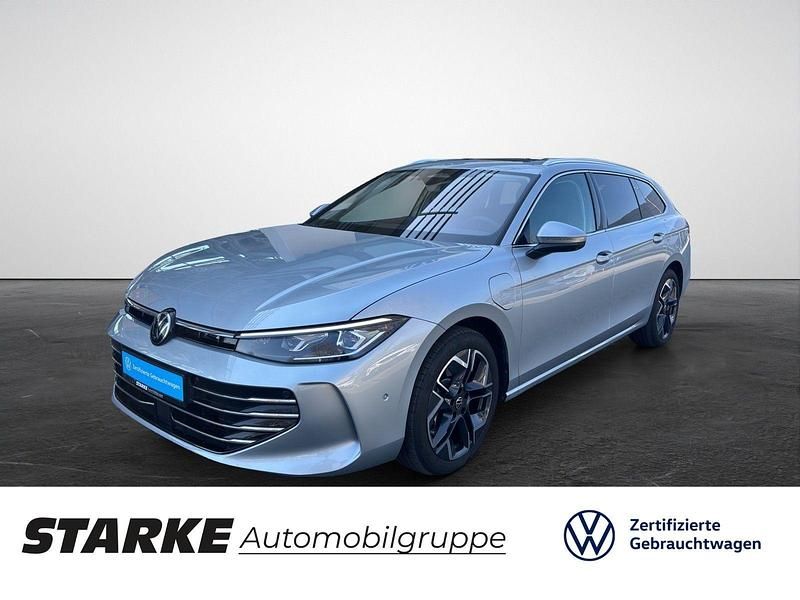 Silber (oyster silver metallic) Gebraucht 2024 VW Passat Elegance Kombi | 42.490 € (Guter Preis) - Bild 1/4