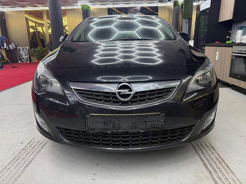 Gebraucht Opel Astra Design Edition 131 PS (96 kW) 2012 Schwarz Limousine