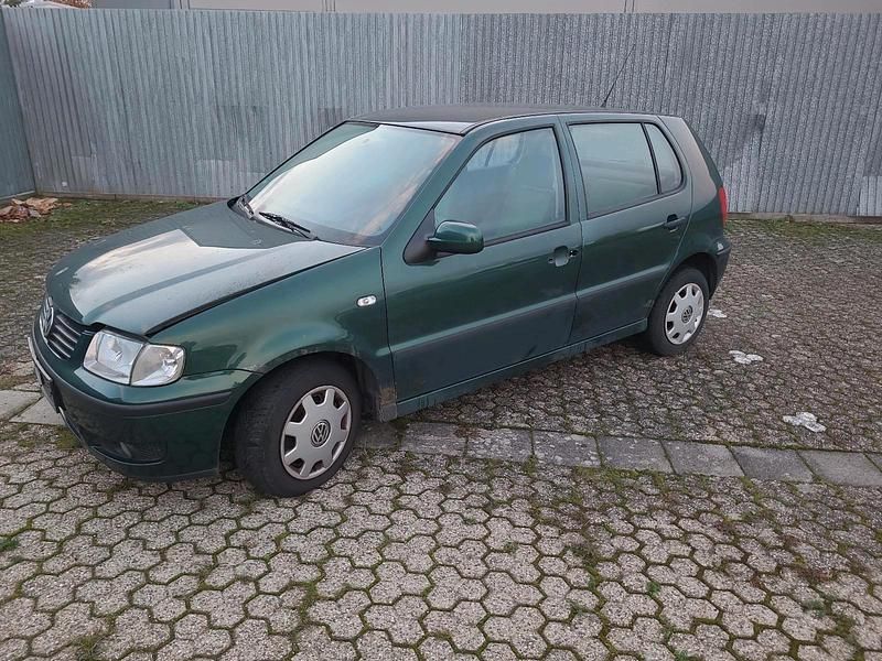 Grün Gebraucht 2000 VW Polo Kleinwagen | 600 € - Bild 1/4
