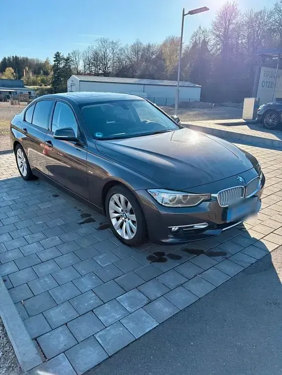 Gebraucht BMW 320 184 PS (135 kW) 2013 Braun Limousine