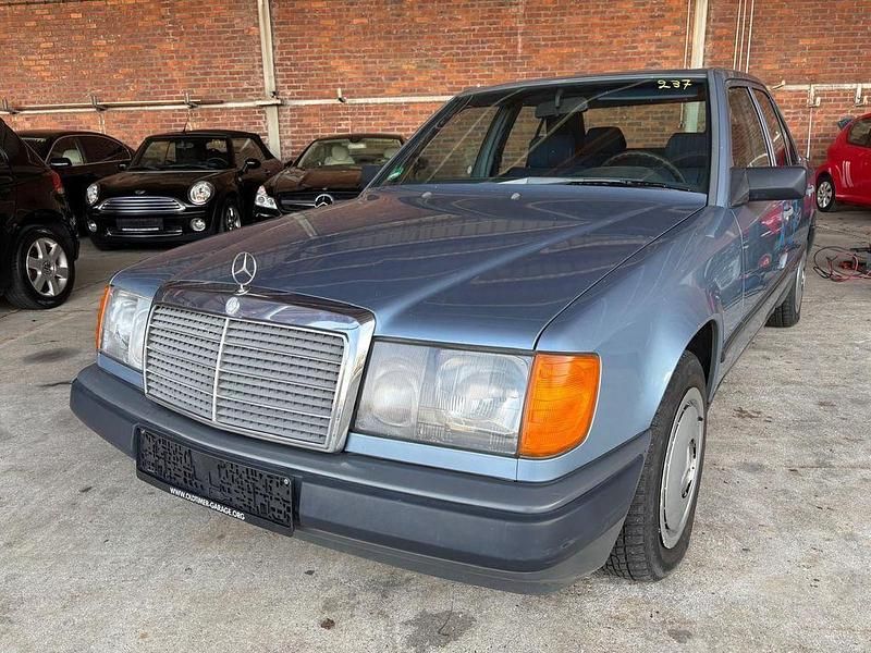 Blau Gebraucht 1987 Mercedes 200 Limousine | 3.499 € - Bild 1/4