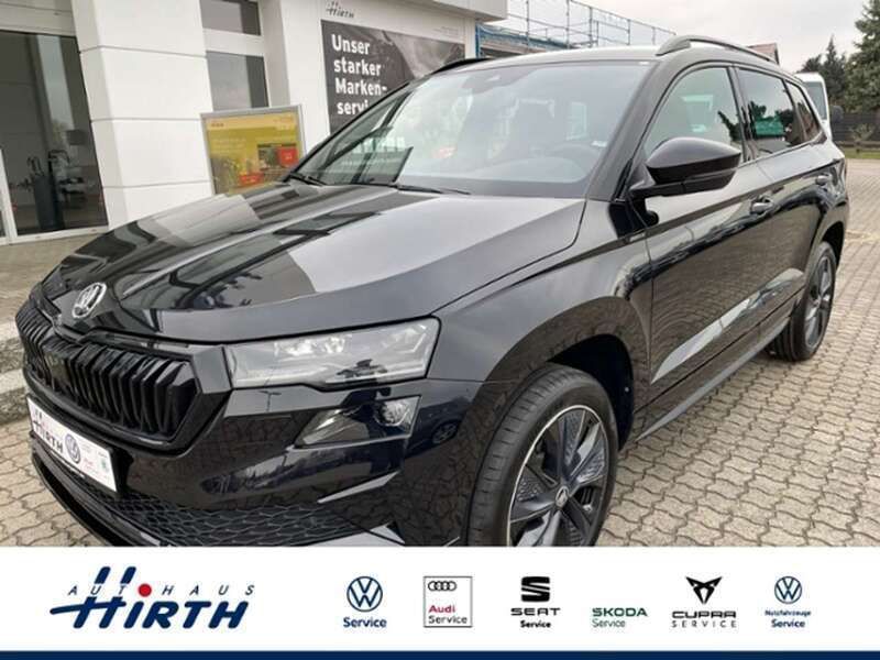 Schwarz metallic Neu 2025 Skoda Karoq SportLine SUV | 37.514 € (Fairer Preis) - Bild 1/4