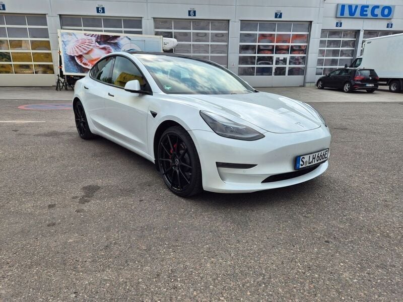 Weiß Gebraucht 2021 Tesla Model 3 Performance Limousine | 26.990 € (Fairer Preis) - Bild 1/4
