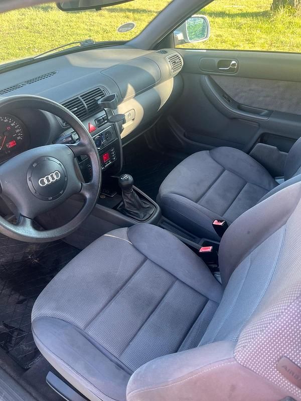 Usata Audi A3 100 CV (73 kW) 2000 Argento Utilitaria