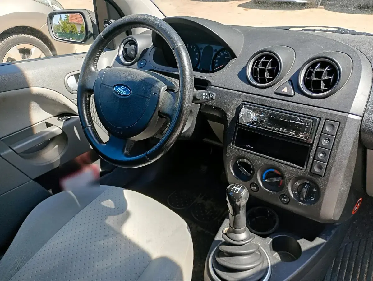 Używany Ford Fiesta 100 KM (73 kW) 2002 Srebrny Hatchback