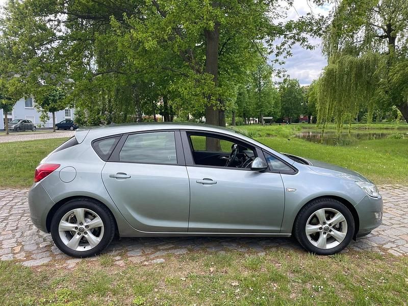 Gebraucht Opel Astra 110 PS (80 kW) 2012 Andere farben Kleinwagen