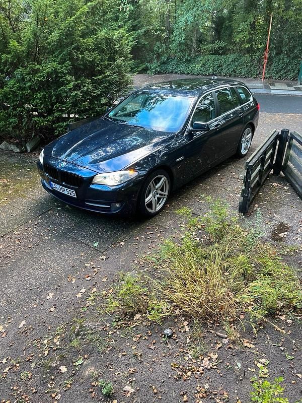 Gebraucht BMW 525 Basis 258 PS (189 kW) 2011 Blau Kombi