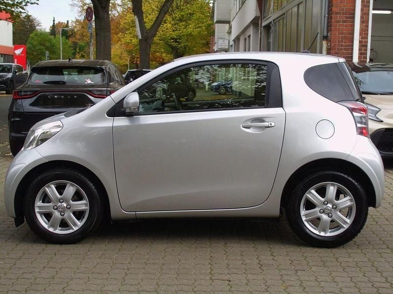 Gebraucht Toyota iQ Basis 68 PS (50 kW) 2014 Platinsilber metallic Kleinwagen