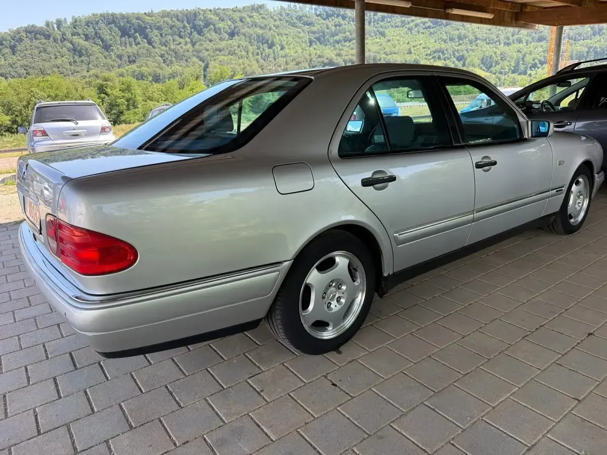 Gebraucht Mercedes E240 Avantgarde 170 PS (125 kW) 1998 Grau Limousine