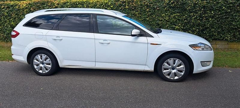 Weiß Gebraucht 2010 Ford Mondeo Ambiente Limousine | 2.790 € (Fairer Preis) - Bild 1/4