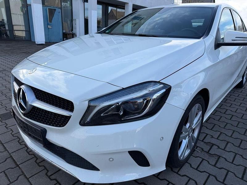 Gebraucht Mercedes A180 122 PS (89 kW) 2016 Weiß Limousine