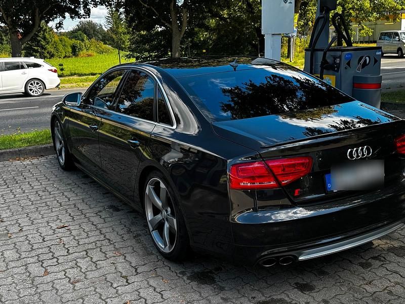 Grau Gebraucht 2013 Audi S8 Sport Limousine | 25.500 € (Fairer Preis) - Bild 1/4