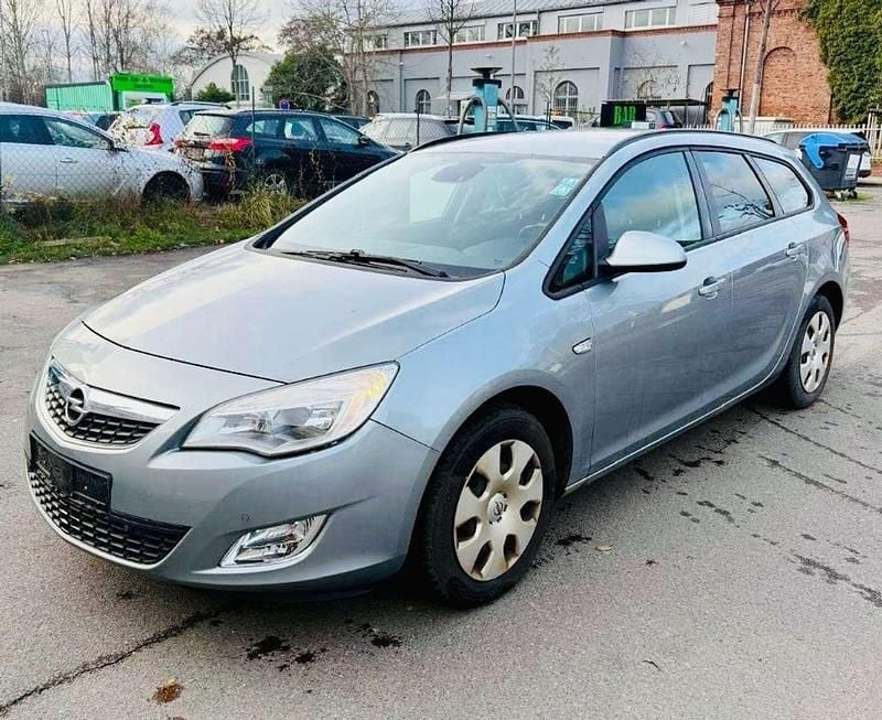 Gebraucht Opel Astra Design Edition 101 PS (74 kW) 2011 Grau Kombi
